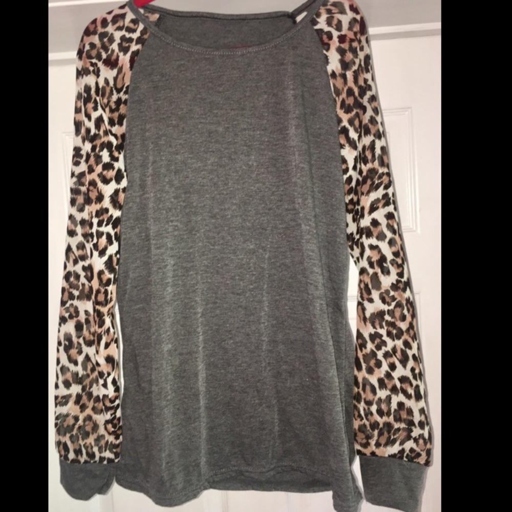 Gray tip with sheer leopard sleeves
